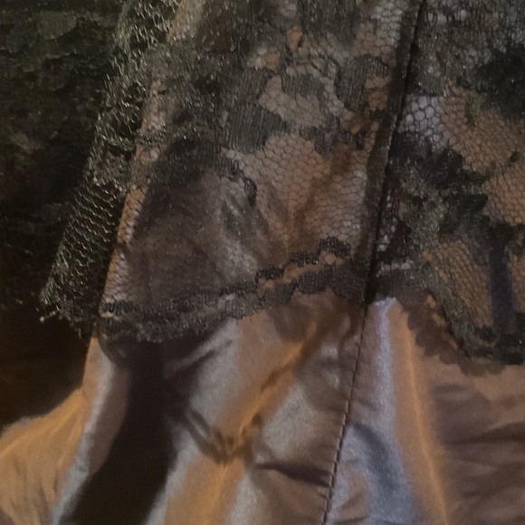 “TRISTAN& ISEUT” IRIDESCENT SATINY MAUVE LACE OVER LAY  SHORT OPEN JACKET. - Picture 12 of 16